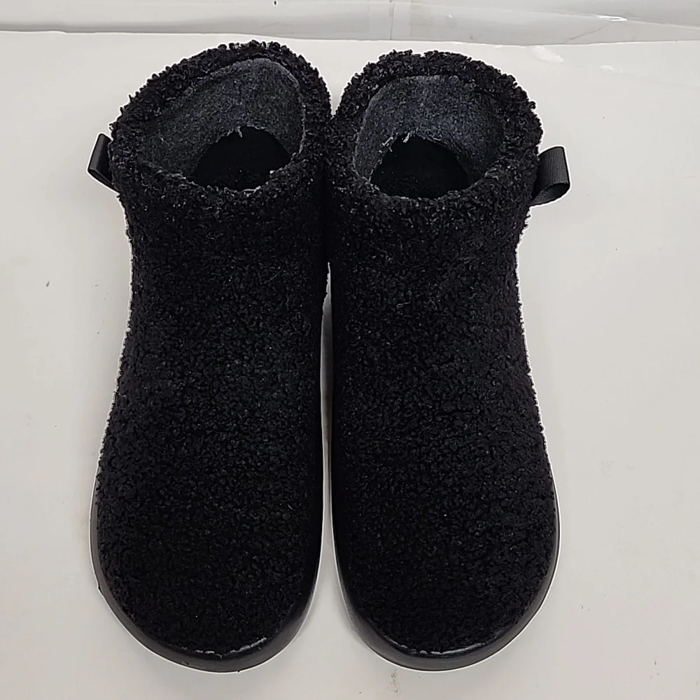 ROAM sz 9 fuzzy magic moon platform bootie. Faux sherling. Trendy! Comfortable!